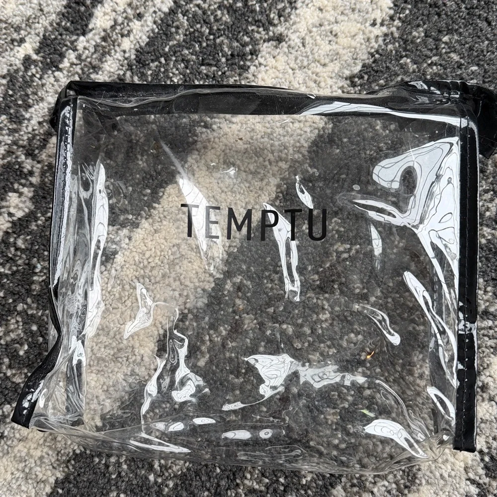 Temptu 2.0 airbrush makeup system includes airbrush, compressor, new bronzer
